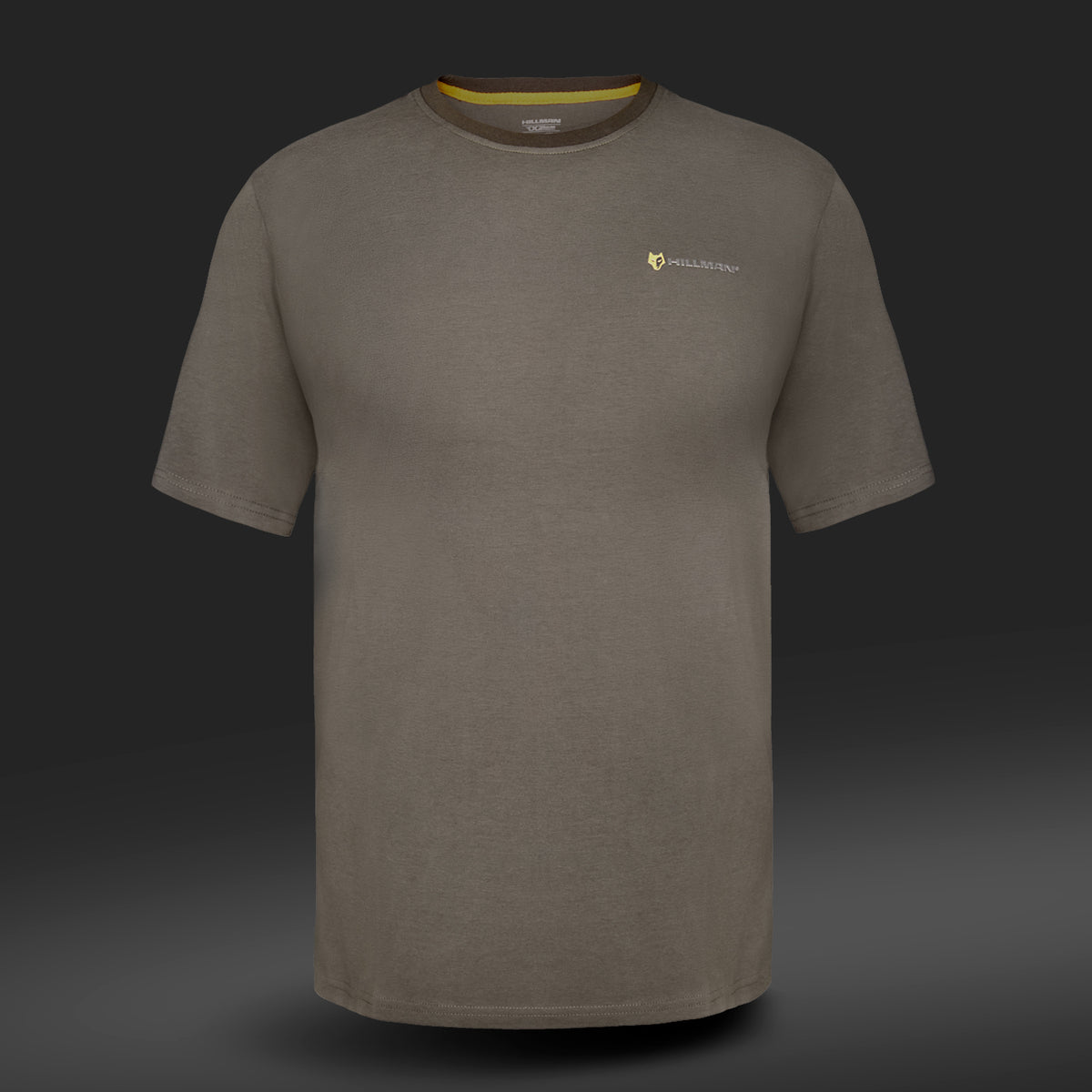 Das Hillman Baumwoll-T-Shirt Kurzarm – DGT Baumwolle Jagd T-Shirt ist ein olivgrünes Kurzarm-T-Shirt aus atmungsaktiver ägyptischer Baumwolle mit einem kleinen Logo auf der Brust und einem dunklen Hintergrund mit Farbverlauf.