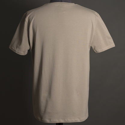 Ein beiges Jagdshirt Alpha von Hillman wird auf einer Schaufensterpuppe präsentiert, von hinten betrachtet vor einem dunkelgrauen Hintergrund. Dieses kurzärmelige Jagd-T-Shirt aus ägyptischer Baumwolle besticht durch sein schlichtes Design ohne sichtbare Logos oder Muster.