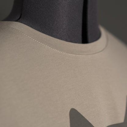 Nahaufnahme des Jagdshirt Alpha – Jagd T-Shirts von Hillman an einer Schaufensterpuppe. Ausschnitt und Schulternaht sind hervorgehoben. Das T-Shirt aus ägyptischer Baumwolle bildet mit seiner glatten Textur einen Kontrast zum dunkelgrauen Hintergrund.